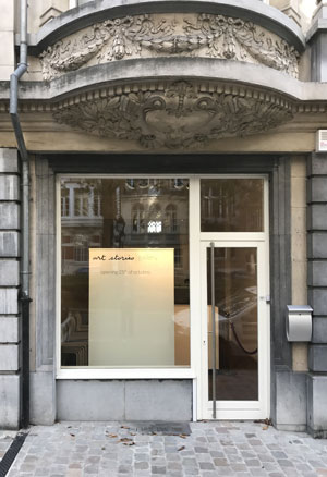 La façade de art stories gallery situé sur l'avenue louis lepoutre 73 à 1050 Bruxelles