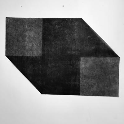 roby comblain, pliage noir et blanc sans titre pour art stories gallery