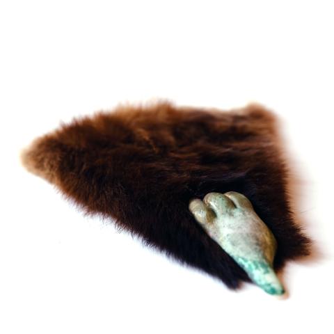 rolet - “la rumeur”, fourrure et plâtre peint, 35x17x3cm, 2012